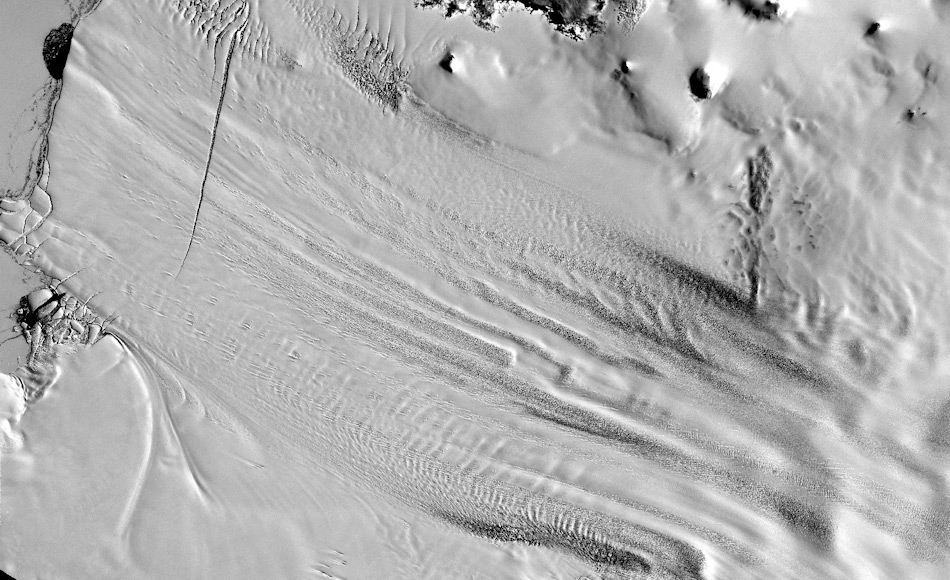 Der Pine Island Gletscher in der Westantarktis ist einer der fÃ¼nf grÃ¶ssten EisstrÃ¶me in der Antarktis. Er ist fÃ¼r rund 25 Prozent des Eisverlustes in der Antarktis und besitzt den grÃ¶ssten Anteil an Eisbergbildung im Meer. Bild: NASA