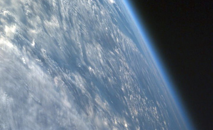 Die Atmosphäre ist nur ein dünner Film, wenn man die Erde vom Weltall aus betrachtet. Die