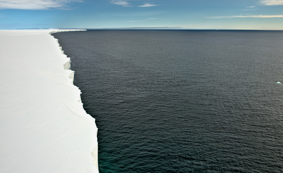 Eisschelfe wie das riesige Rosseisschelf ragen viele hundert Kilometer weit ins SÃ¼dpolarmeer. Immer wieder brechen davon gigantische StÃ¼cke ab, die dann als Tafeleisberge Ã¼ber das Meer treiben und Fotografen erfreuen. Bild: Michael Wenger