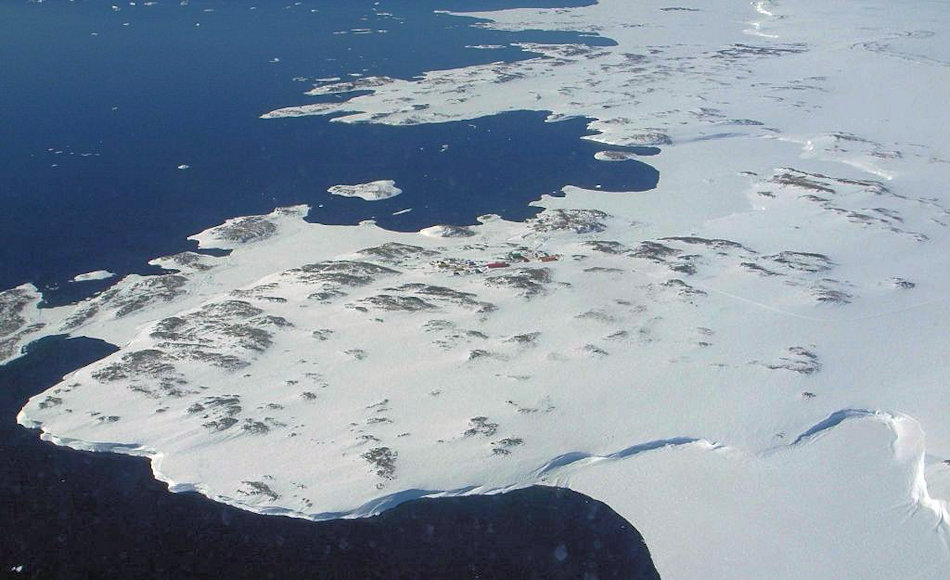 Die Windmill Inseln liegen nÃ¶rdlich der australischen Station Casey in der Ostantarktis. Viele der Bereiche sind eis- und schneefrei und erscheinen auch auf Satellitenaufnahmen grÃ¼n. Bild: AAD
