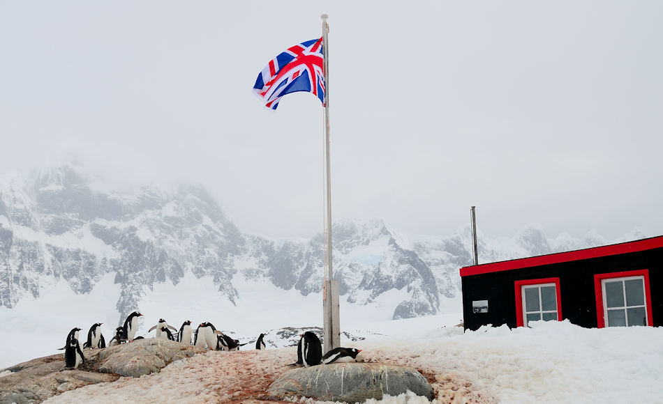 Der Antarktisvertrag regelt genau die Schutzbestimmungen an den einzelnen Landeorte wie Port Lockroy. Dadurch steigen die BiodiversitÃ¤t und die Populationen, was wiederum attraktiver fÃ¼r Touristen ist. Bild: Michael Wenger