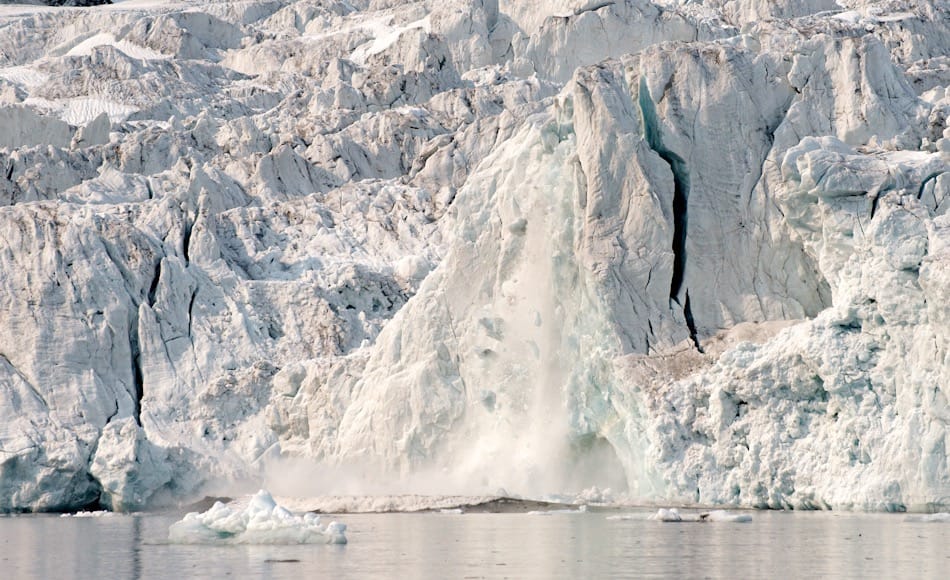 Die Schmelzrate der antarktischen Gletscher stieg vor allem durch wÃ¤rmeres Wasser, das die Gletscher von unten her schmelzen lÃ¤sst. Dadurch brechen riesige StÃ¼cke von den Gletschern und Eisschelfen, die eigentlich den Gletscherabfluss stoppen. Bild: Michael Wenger