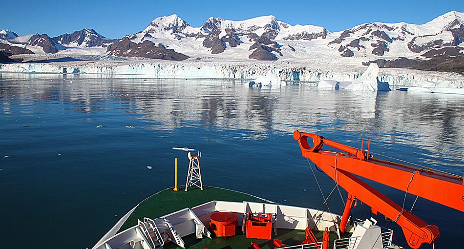 Die Â«PolarsternÂ» am NordenskjÃ¶ld Gletscher in der Cumberland Bay in SÃ¼dgeorgien. Die Gletscher SÃ¼d-Georgiens haben am Meeresgrund tiefe TrÃ¶ge ausgeschabt. Dort sammeln sich jene Sedimente, in denen sich das Methan bildet. Foto: Thomas Ronge, AWI
