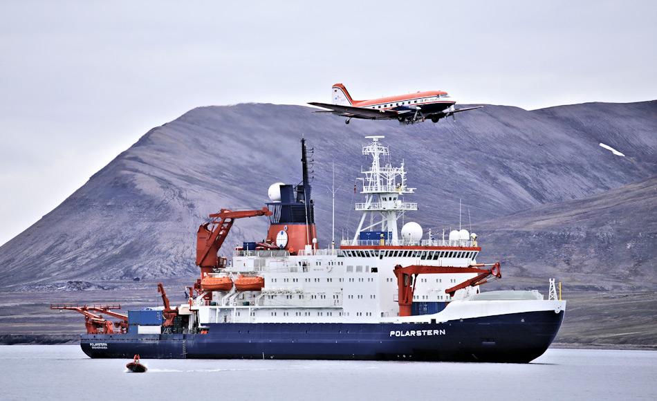 Das Forschungsfluzeug Polar 5 Ã¼berfliegt das Forschungsschiff Polarstern bei einem Zwischenstopp auf Spitzbergen. Foto: Alfred-Wegener-Institut / Thomas Krumpen