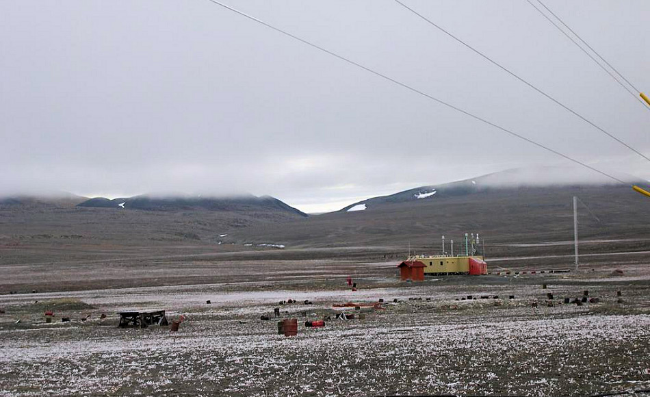 Alert ist der nÃ¶rdlichste permanent besiedelte Ort und nur 817 Kilometer vom Nordpol entfernt. GemÃ¤ss der letzten ZÃ¤hlung leben hier 62 Menschen. Bild: NASA