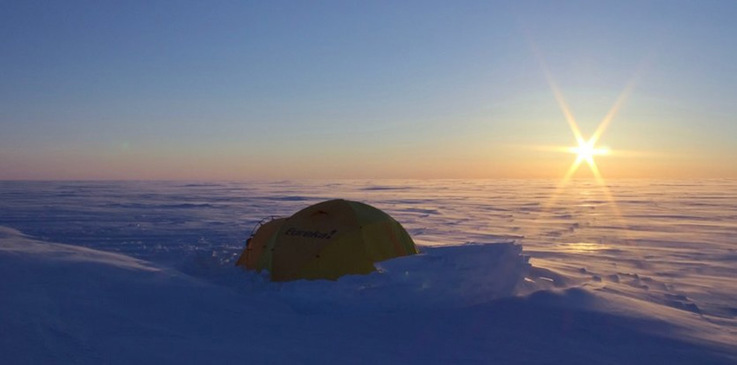 Unter mehr als einem halben Kilometer Eis verborgen, haben Forscher zwei Seen entdeckt, deren