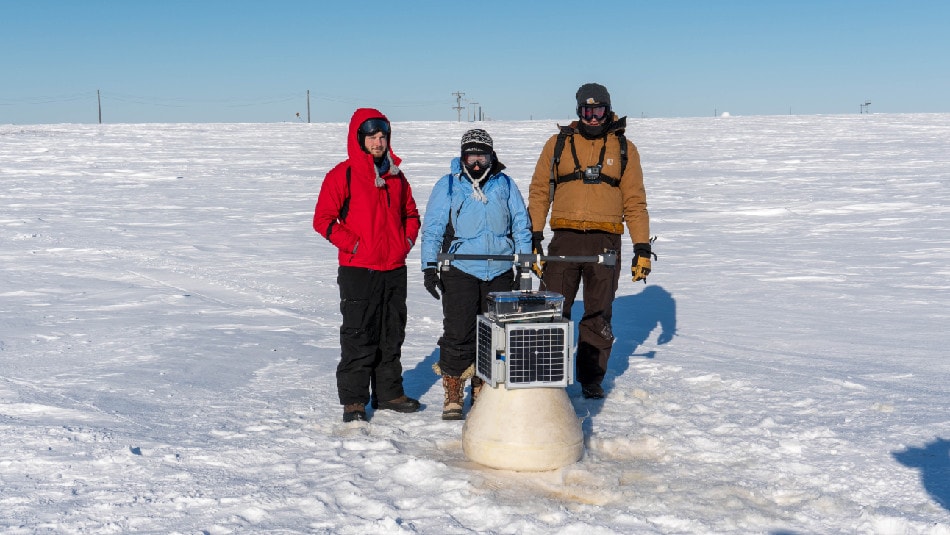 Die GrÃ¼nderin und CEO von Ice911 Dr. Leslie Field (Mitte) bei Messungen auf dem TestgelÃ¤nde in der Arktis. (Foto: Ice911 Research)