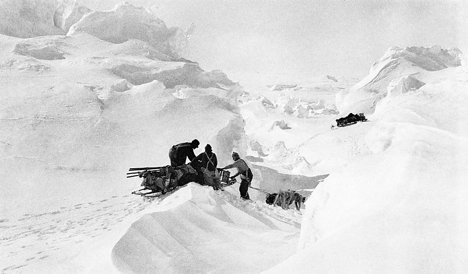 Auf dem Denman-Gletscher. Während der grossen Sommer-Erkundungstour von der West-Station aus in östlicher Richtung (Andrew Watson, Dezember 1912; Postcard Size; Mitchell Library, State Library of New South Wales).