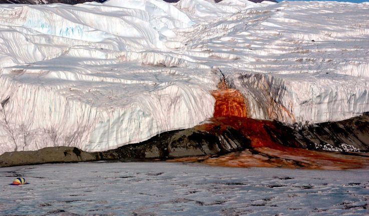 Die Blutfu00e4lle liegen im Taylor Valley, einem der Tu00e4ler der Dry Valleys in der Ostantarktis.